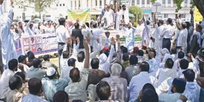 Government Employees Protest Outside Secretariat, Tariq Fazal Chaudhry Joins Them